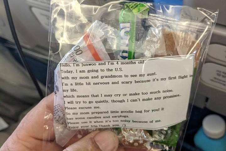 Женщина с маленьким ребенком растрогала пассажиров самолета. Фото