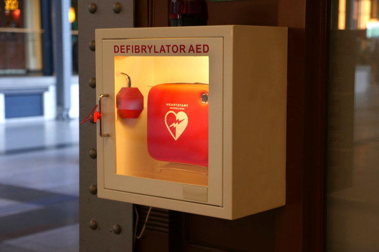 На станциях метро Киева хотят установить дефибрилляторы