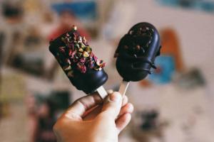 Без сахара, муки и яиц - полезные десерты заполонили столицу. Где искать в Киеве?