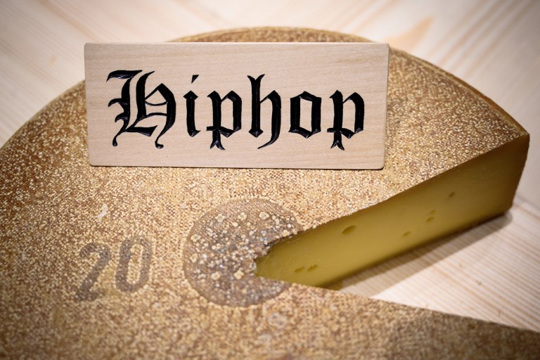 Ученые обнаружили, что хип-хоп делает сыр вкуснее