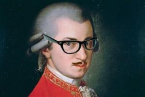 50 чашек кофе, магический стул и туалетный юмор. 12 странностей известных людей