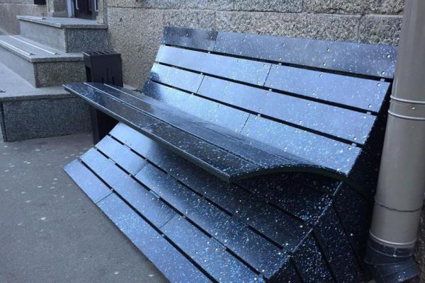 В Киеве установили эко-лавочку из пластиковых крышечек