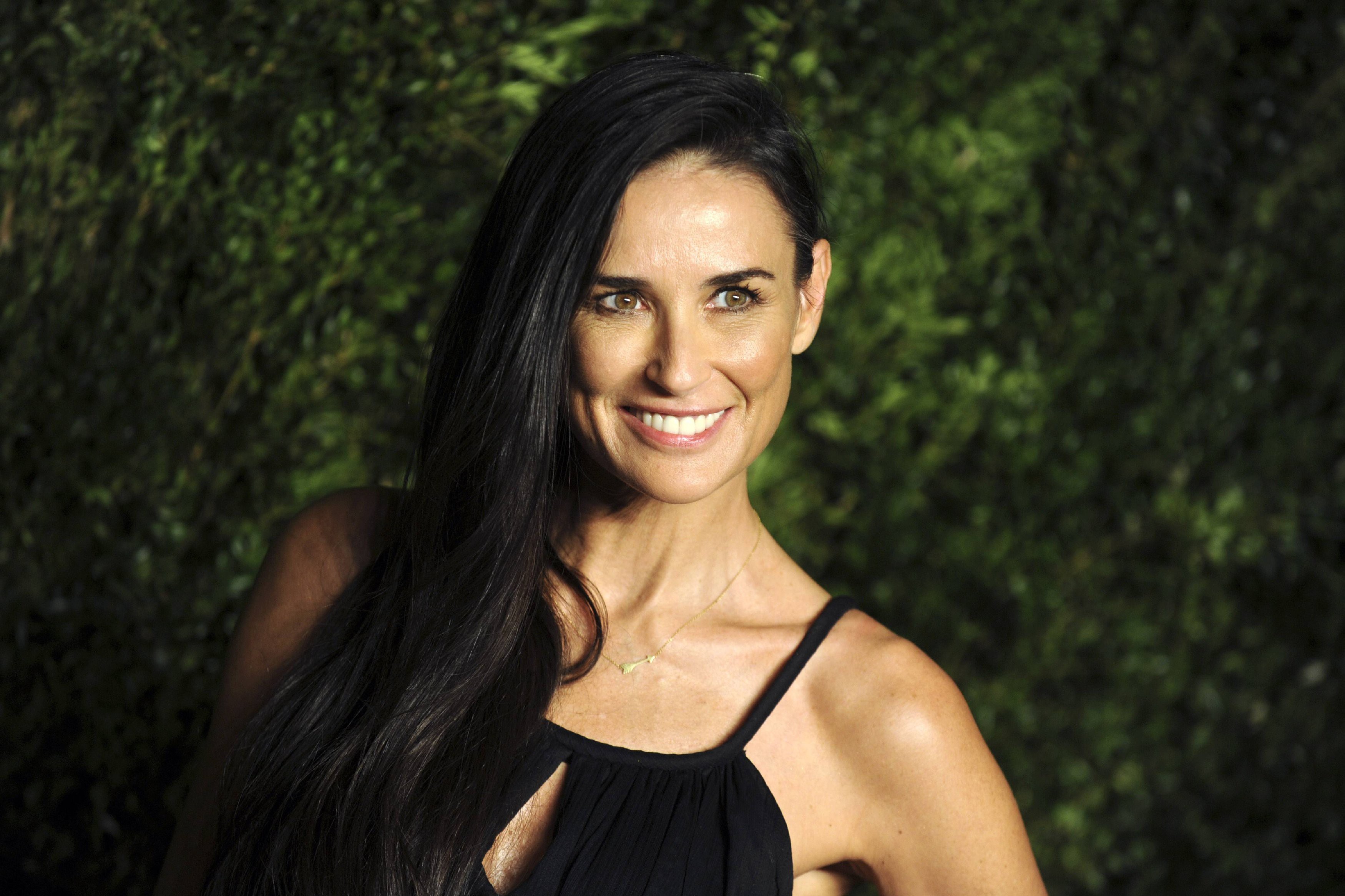 Деми Мур пришла в вышиванке на праздник к Брюсу Уиллису. Фото