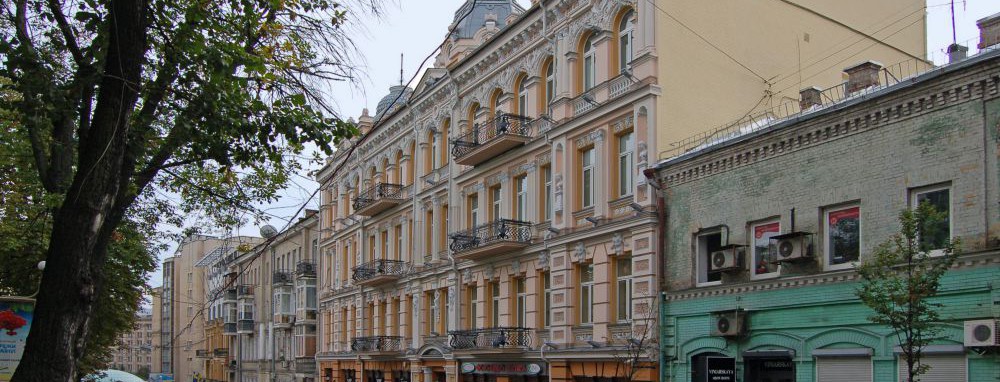 Михайловская - самая хмельная улица столицы. Что посмотреть и где пропустить по коктейлю