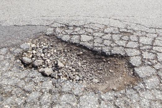 Ученые придумали бактерии, чтобы предотвратить ямы на дорогах