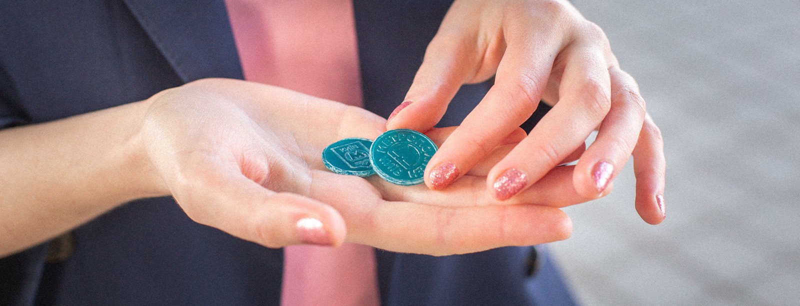 Киевлянка хочет создавать из жетонов метро модные украшения. Фото