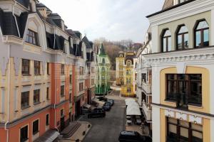 Одесское застолье, бабушкины пирожки и коктейли с дымком. Где перекусить на Воздвиженке?