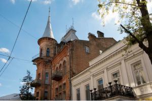 Ярославов Вал: крылатые демоны, крымские вина и шлейф французской атмосферы