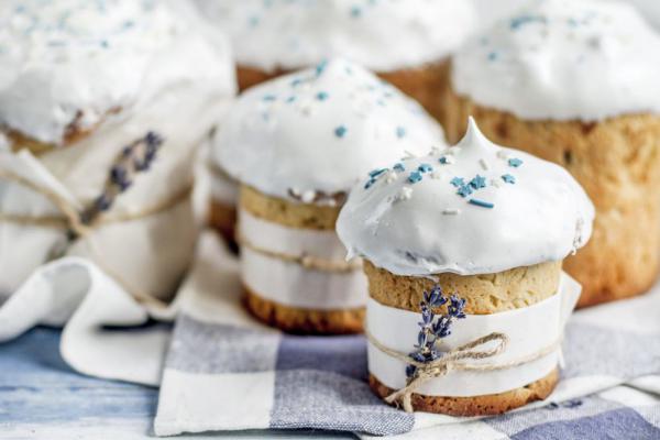 С попкорном, черная или веганская. 15 заведений Киева, где приготовят вкусную паску к Пасхе