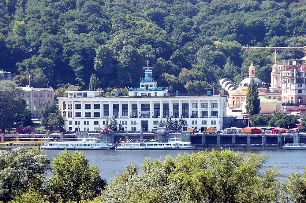 В Киеве открыли арт-пространство в здании Речного вокзала. Фото, видео