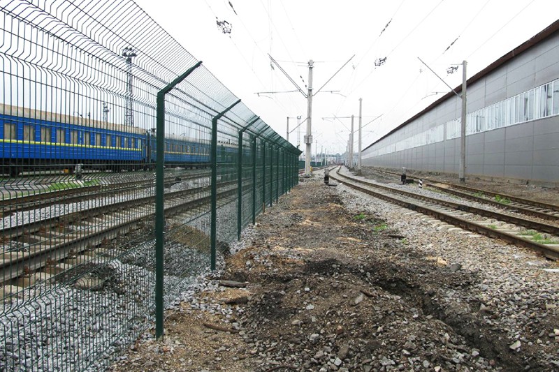 В Украине будут ограждать железнодорожные пути для безопасности