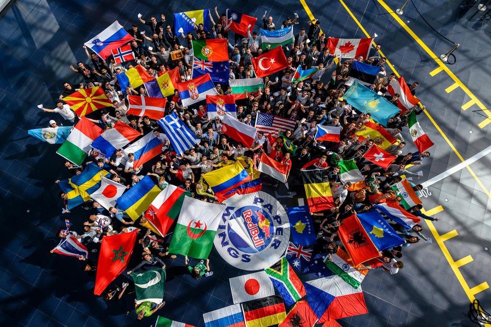 Украинка выиграла Чемпионат мира по запуску бумажных самолетиков