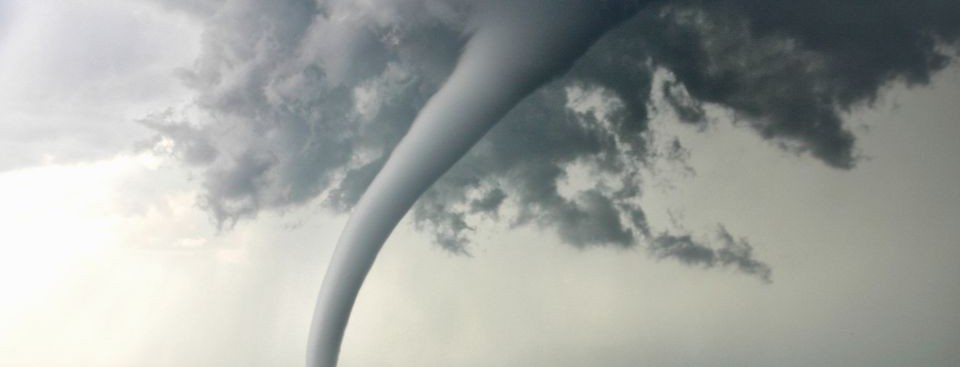 По взлетно-посадочной полосе одесского аэропорта пронесся торнадо. Видео