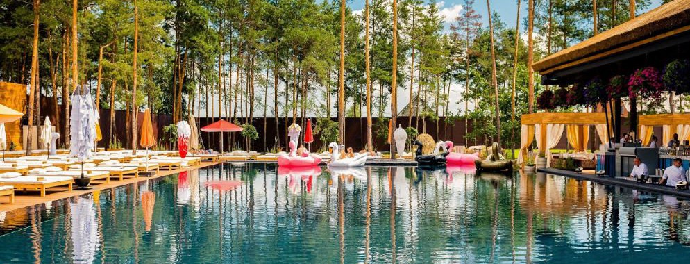 С бассейном, лесом и видом на Днепр. 8 загородных ресторанов под Киевом