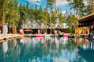 С бассейном, лесом и видом на Днепр. 8 загородных ресторанов под Киевом