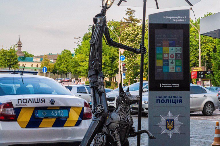 В Киеве появился металлический полицейский с собакой. Фото