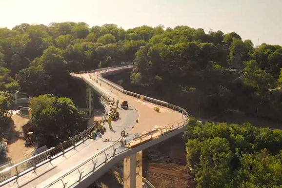 У моста над Владимирской горкой появился Instagram