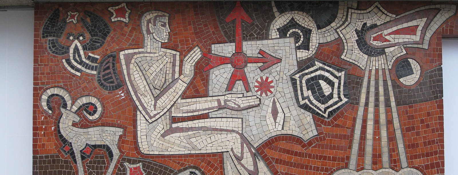 Столичный ресторан загородил пристройкой раритетное панно. Фото