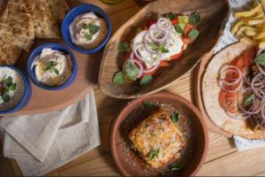 Дзадзыки, мусака и гирос. 7 заведений Киева с греческой кухней