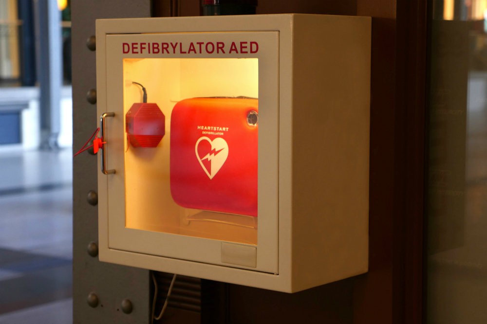 Стало известно, на каких станциях метро установят дефибрилляторы: список