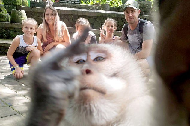 Обезьяна сделала селфи с людьми и показала им средний палец. Фото