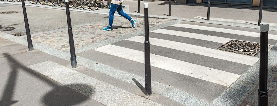 В Украине начнут ограждать тротуары перед пешеходными переходами