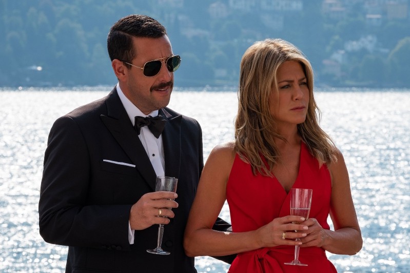 Фильм с Энистон и Сэндлером побил абсолютный рекорд на Netflix