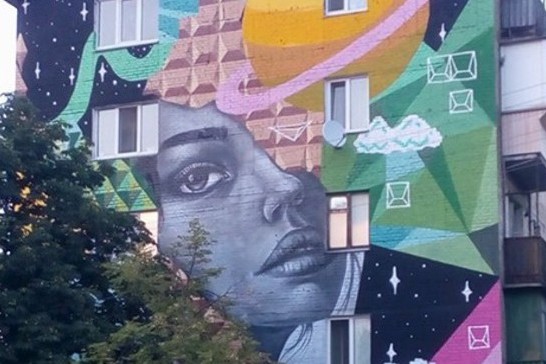 В Днепровском районе появился большой красочный мурал. Фото