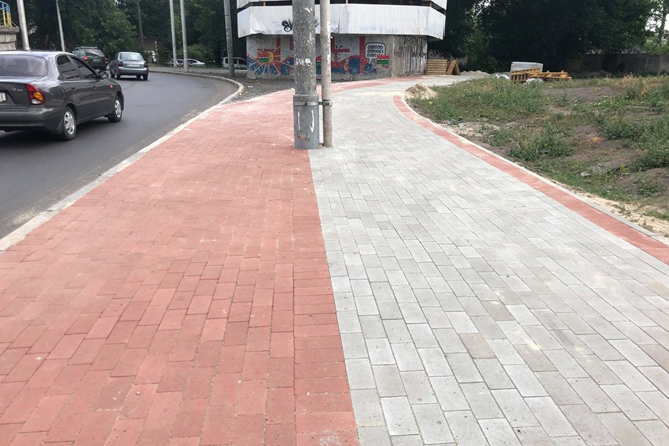 Возле Шулявского моста делают велодорожку из тротуарной плитки. Фото