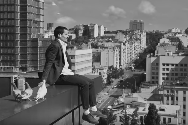 Apple сняла рекламу AirPods в Киеве. Видео