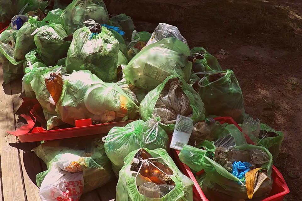 Реку Днепр в Киеве очистили от двух тонн мусора. Фото