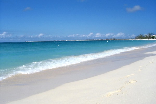 На столичный пляж привезут песок с Багам. Фото, видео