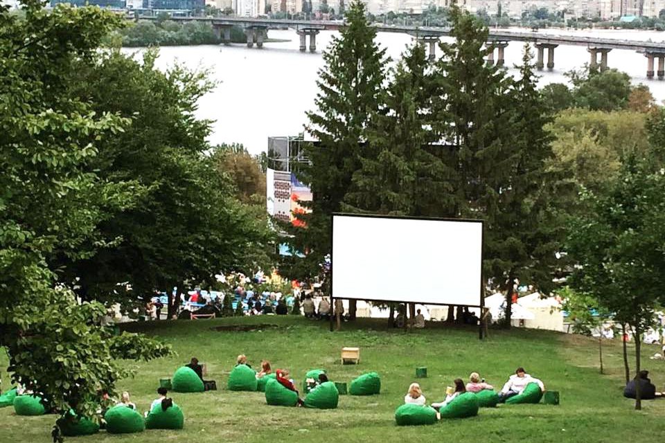 На Певческом поле возобновил работу кинотеатр под открытым небом