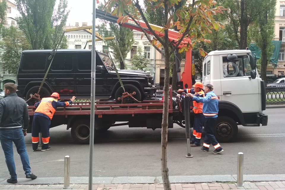 Столичные коммунальщики проводят рейд по неправильно припаркованным авто. Фото