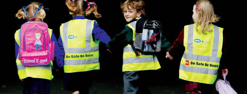 Украинских школьников обяжут носить специальные светоотражающие жилеты