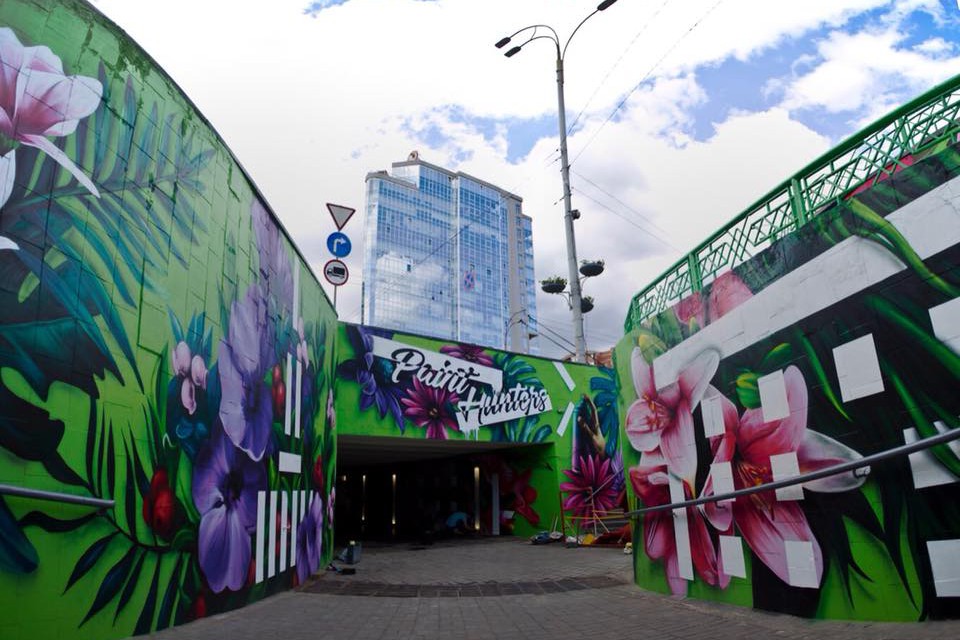 В подземном переходе на ВДНХ создали огромный красочный мурал. Фото