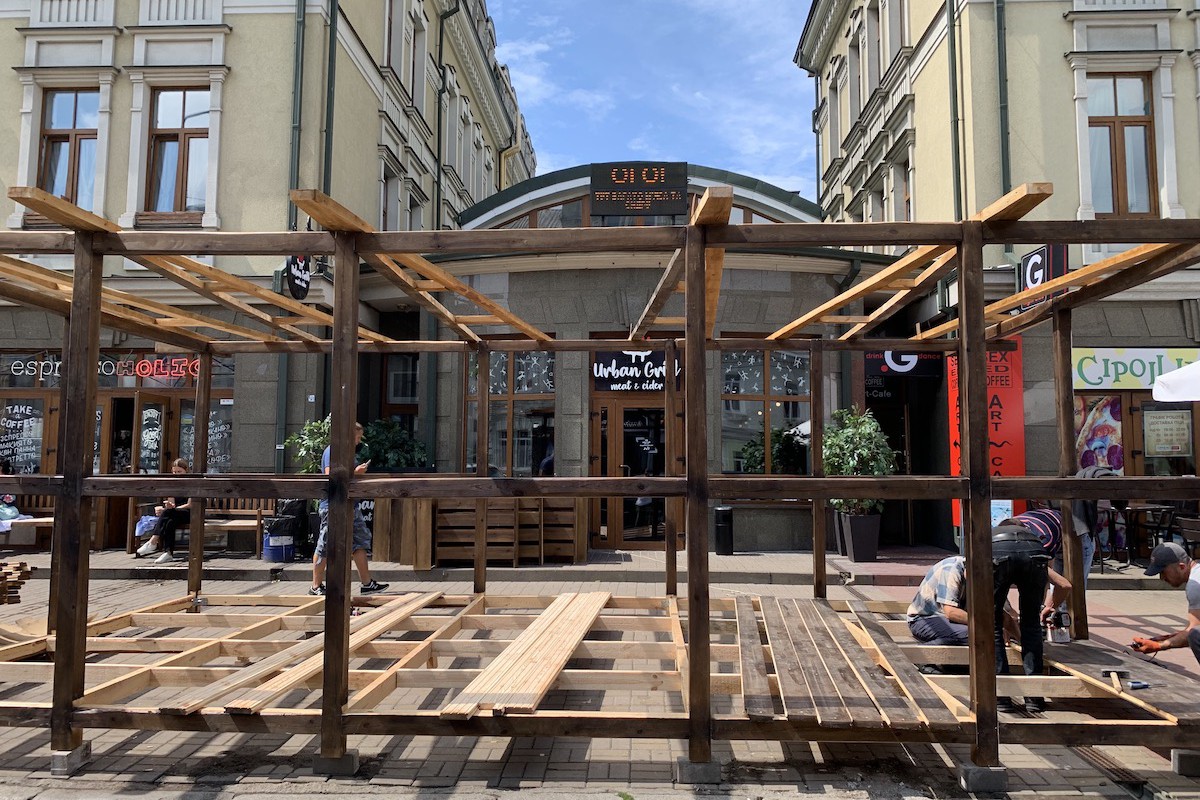 На Хорива демонтировали летнюю площадку заведения после жалоб киевлян