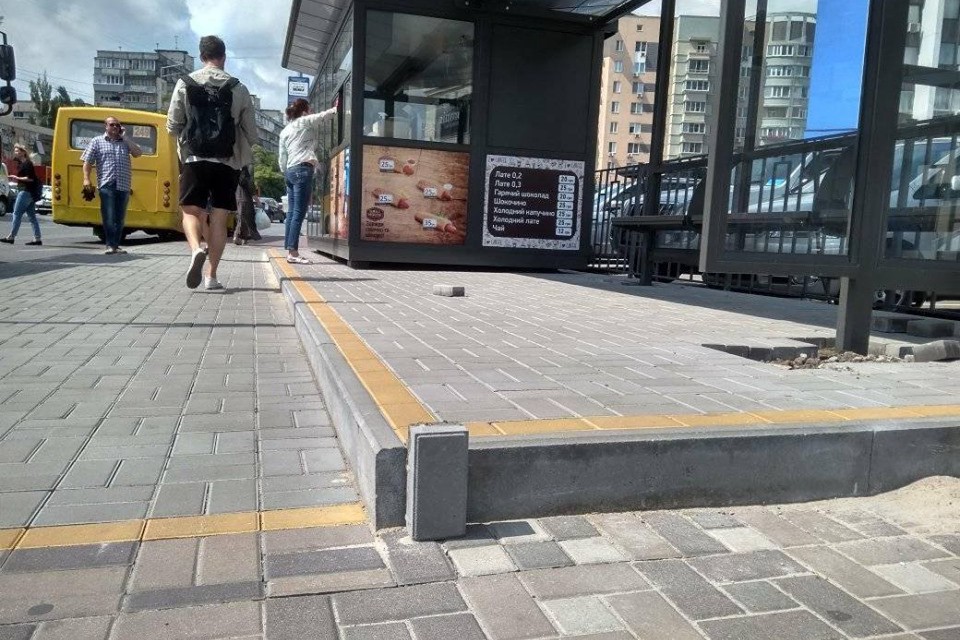 В Киеве устанавливают новые остановки, которые не приспособлены для людей с инвалидностью