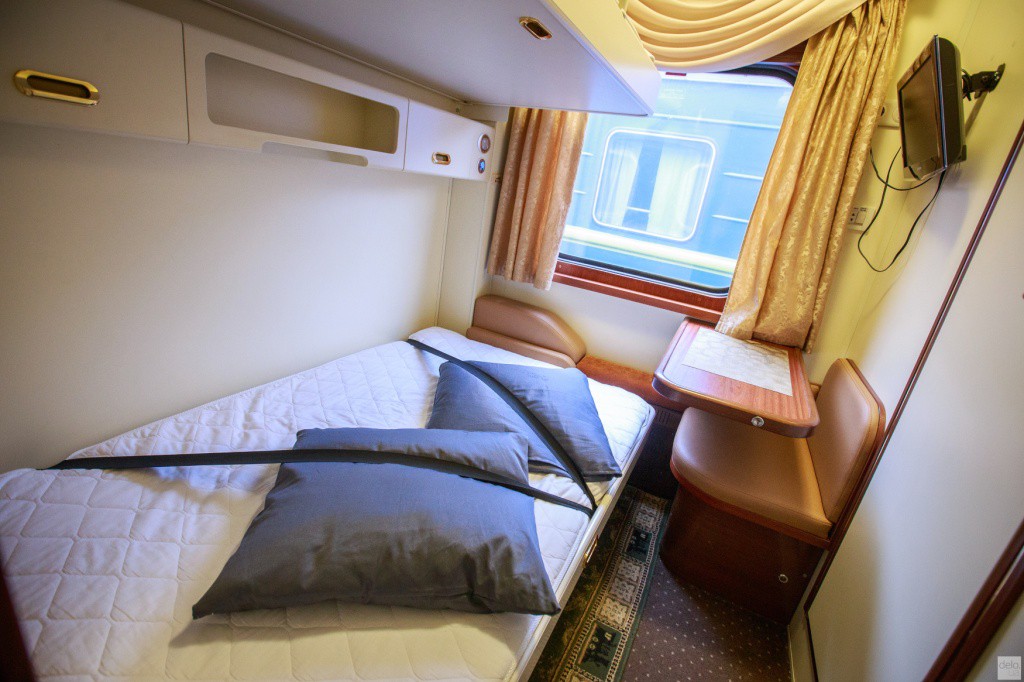 Двуспальная кровать, душевая кабина: как выглядит VIP-вагон 