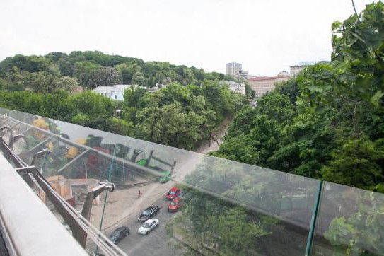 На новом мосту в Киеве снова треснуло стекло, на этот раз в другом месте. Фото