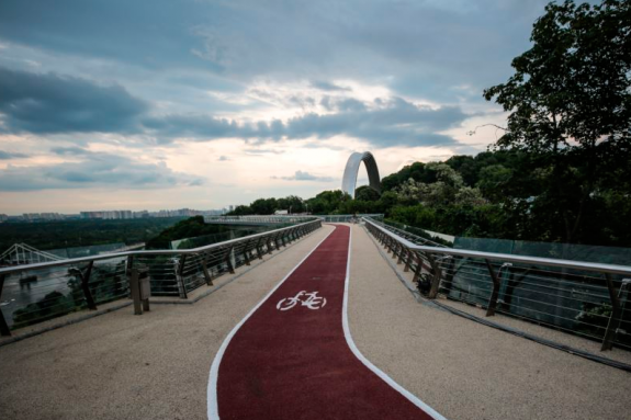 В КГГА прокомментировали ситуацию с треснувшим стеклом на новом мосту