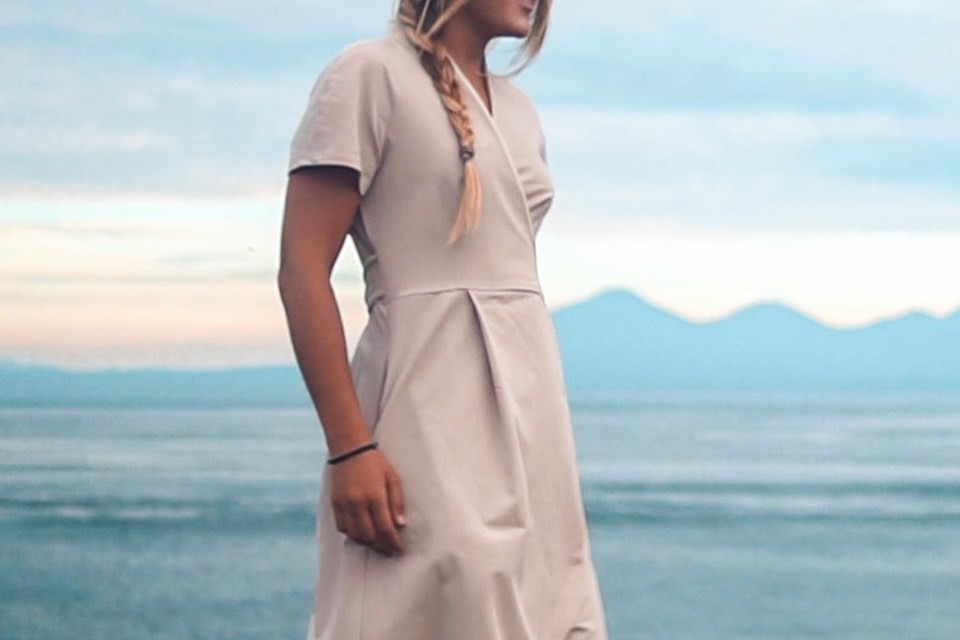 Одесситка начала шить платья из пластика. Фото