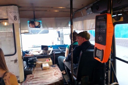 В маршрутках Киева начали появляться валидаторы, на которые вешают сумки. Фото