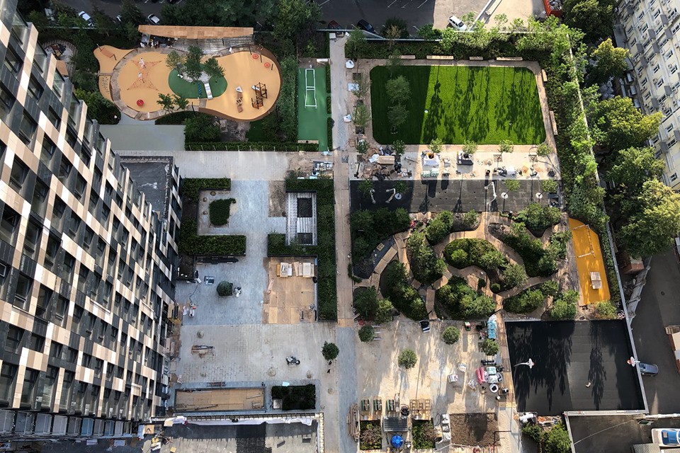 В Киеве на крыше паркинга построили парк с детской и спортивной площадками