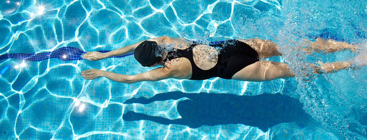 В Барселоне разрешили женщинам плавать топлесс в бассейнах