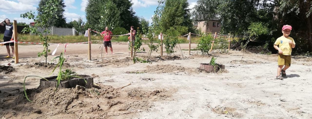 В Дарницком районе на месте свалки высадили цветы и деревья. Фото