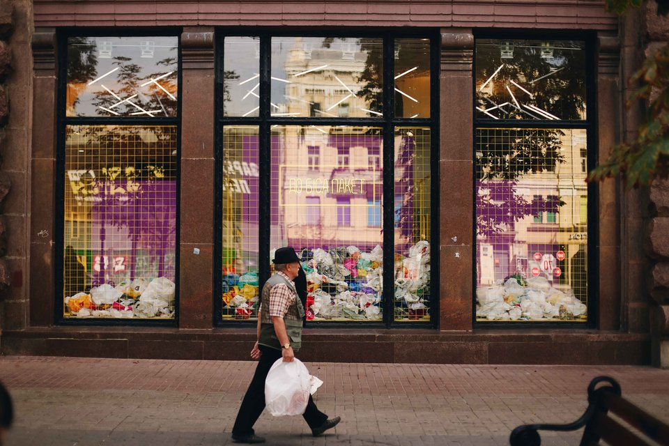 Магазин «Всі. Свої» на Крещатике начал заполнять витрины мусором. Фото