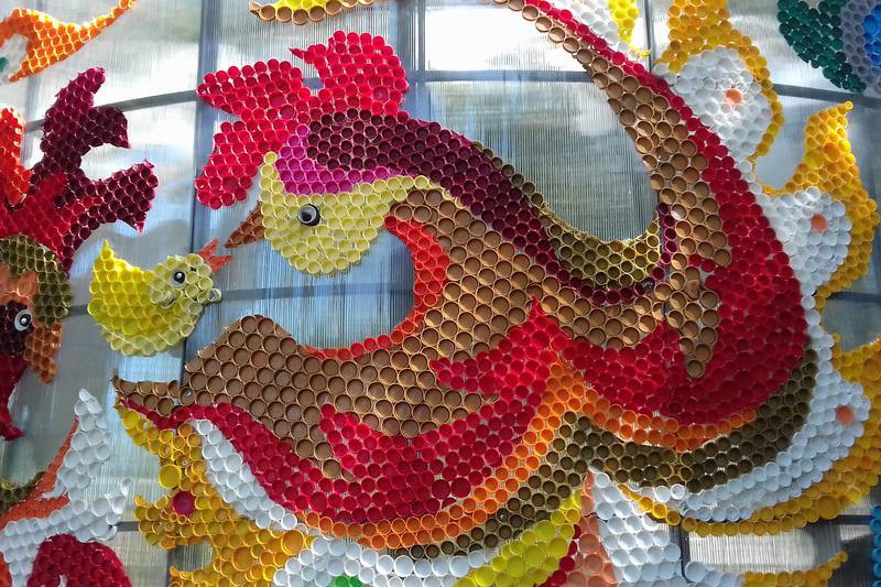 В Киеве появилась яркая инсталляция из 12 тысяч пластиковых крышек. Фото