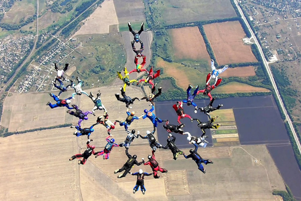 Экстремалы создали в небе фигуру в виде украинского трезубца. Видео