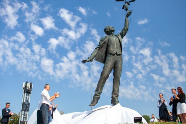 Возле столичного аэропорта открыли семиметровый памятник известному авиаконструктору - ФОТО